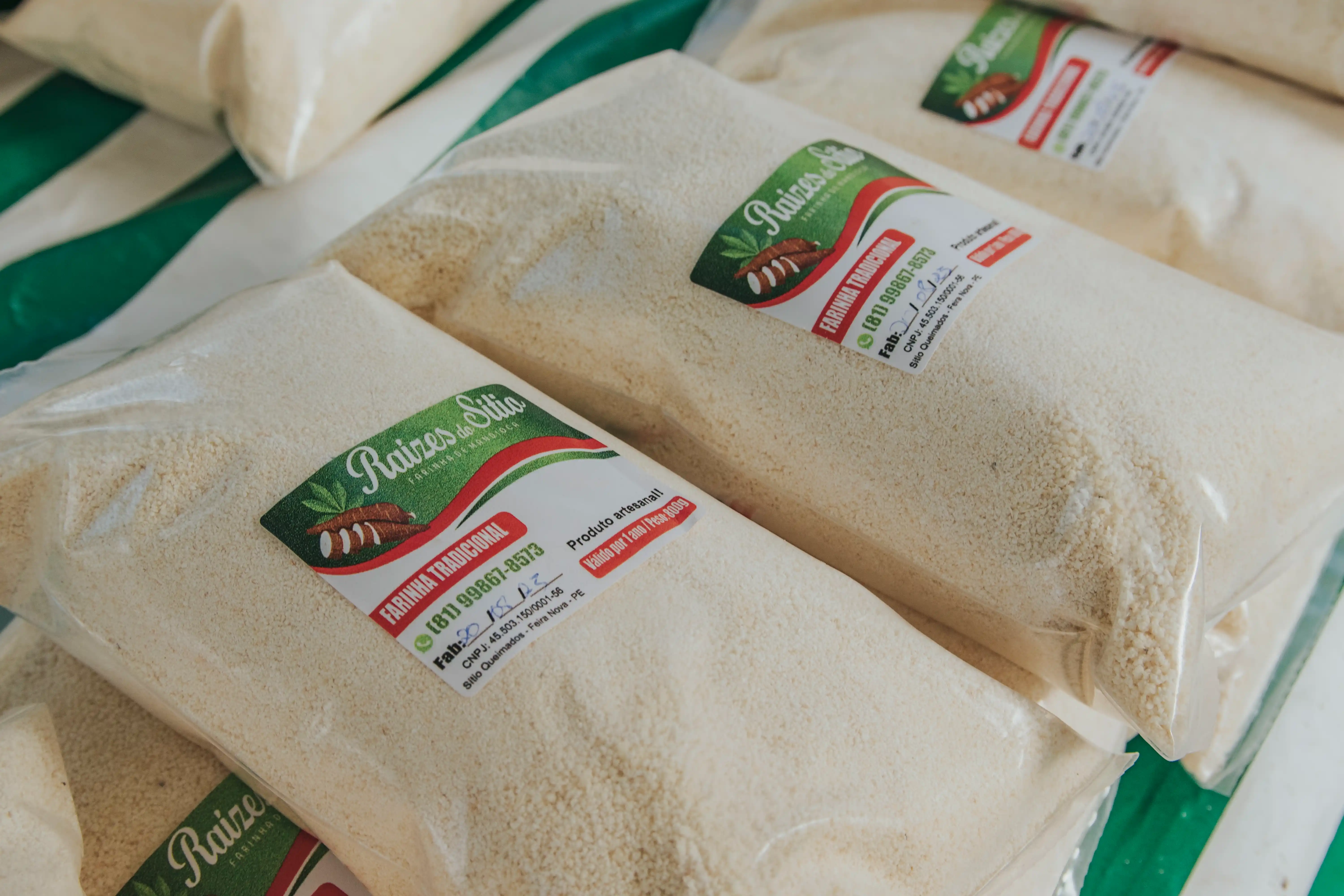 Farinha artesanal Raízes do Sítio — pacote 800g, forno manual, Feira Nova/PE